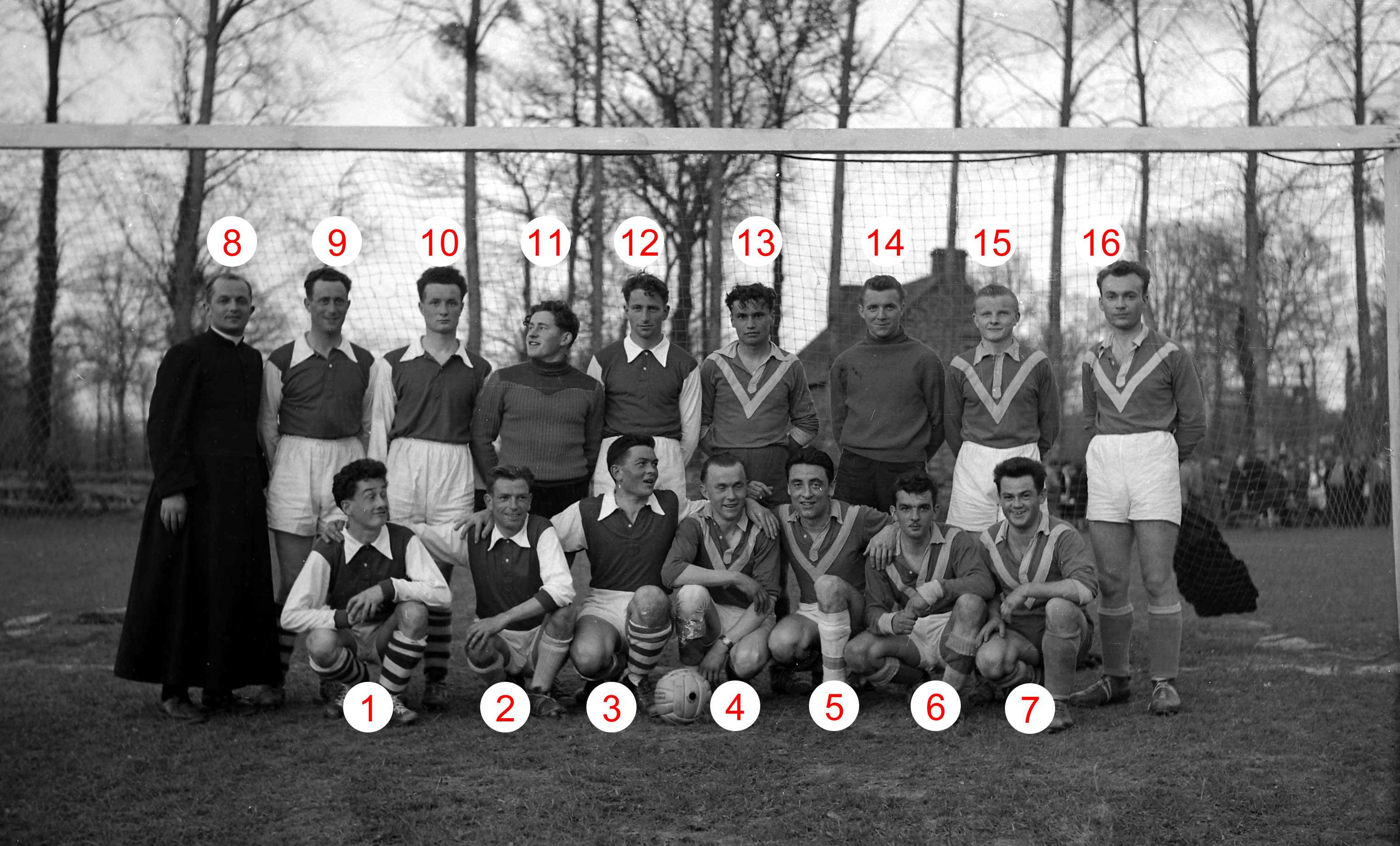 Equipe de foot 1952 et abbé Pondard