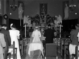 L'autel et la table de communion